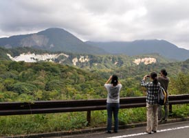 散策仲間と一緒に十二湖の日本キャニオンへ